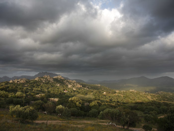 Una spera di soli Localitài Santu Ghjacu - Cumunu di Sant'Antoni di Gaddura e di TarranoaI lu fundali Cugnana e li monti di Santu Pantalleu, Capu Figari, Soli Ruju e Monti Plebi