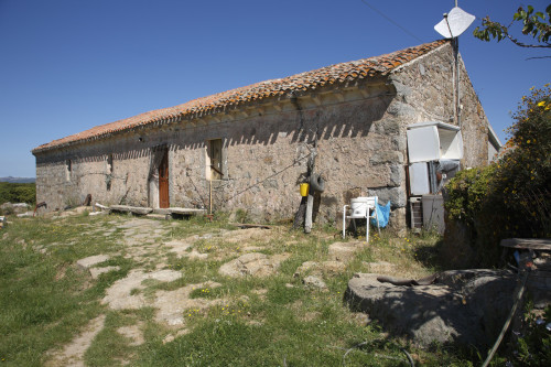 Stazzu La Fica NieddaLocalitài Canaili - Cumunu di LurisiStazzu La Fica Niedda, la casa cu lu fronti a mezzudì