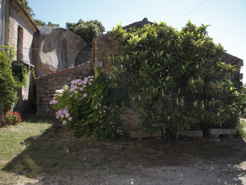 Li StradiLocalitài Monti Majori - Cumunu di LurisiStazzu Monti Majori. Particulari di la casa ‘ecchja accustata a la conca. Suttu a la nespula li stradi, pusatogghj in granittu