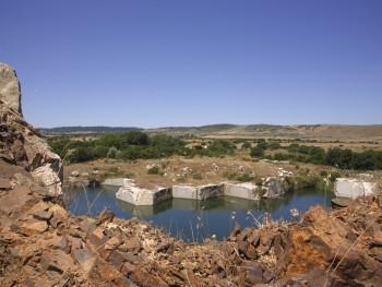 Laghi noi Localitài Muntagnana - Cumunu d’Aggju e TempiuStazzu Muntagnana e cava di Granittu sposta cun ziru d’ea ch’è dendi; in fundali calche stadda e un naracu