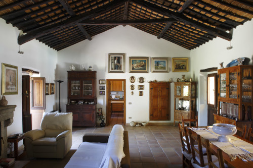 La CasaStazzu Lu Pastriccialeddu - Cumunu d’Alzachena “B&B” Stazzu Lu Pastriccialeddu. L’intrata di la casa undi, ancora, stani li proprietari. Si notani divessi trasti di mubbilia antica e la ‘justa posta a nou di la cupaltura cu li matiriali adoparati in chidd’anni