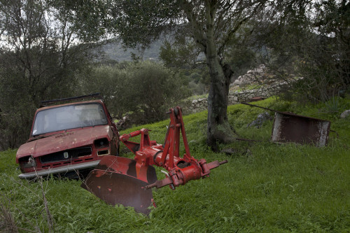 Centuintisetti RuiuLocalitài Pittorra - Cumunu di Lungoni  Stazzu Pittorra, vecchja Fiat e trasti di campagna posti a un latu