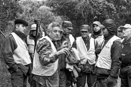 Capocaccia Località Cultisia - Comune di Luogosanto  Caccia grossa, “Compagnia La Cilata”, Il capo caccia spiega la battuta e “piazza le poste”