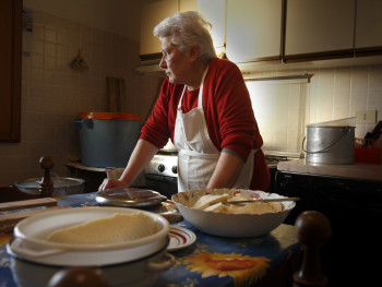 Lu Soli d’Agostina #1 Località Muntagna, Stazzu Sagana, casa nuova - Comune di Tempio Pausania  Facendo il formaggio in attesache l’acqua si scaldi per poter dare forma al formaggio del giorno prima