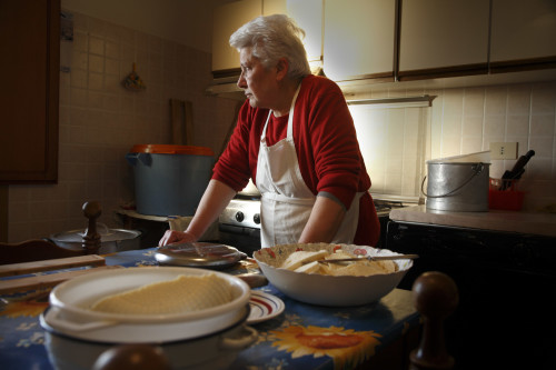 Lu Soli d’Agostina #1 Località Muntagna, Stazzu Sagana, casa nuova - Comune di Tempio Pausania  Facendo il formaggio in attesache l’acqua si scaldi per poter dare forma al formaggio del giorno prima