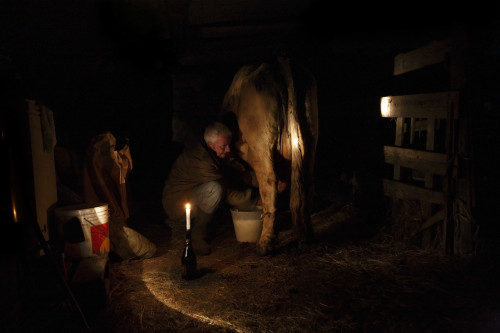 A luci di candela Localitài Silonis - Cumunu di Lurisi  Indrentu a la stadda, munta a fatta di dì