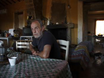 Un caffè? Località Monticanu - Comuni di Palau e Arzachena  Stazzu Monticanu, ritratto del proprietario nella stanza d’ingresso