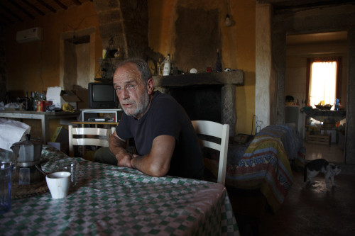 Un caffè? Localitài Monticanu - Cumuni di lu Palau e Alzachena  Stazzu di Monticanu, irritrattu di lu patronu illa stanzia d’intrata