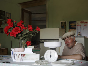 Rose rosse Località Petra d’Arana o Petra lana - Comune di Palau  Stazzu Petra d’Arana, ritratto del propietario