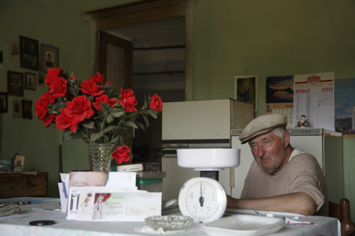 Rose rosse Località Petra d’Arana o Petra lana - Comune di Palau  Stazzu Petra d’Arana, ritratto del propietario