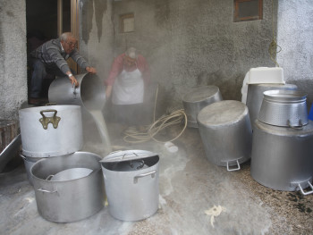 Ea brutta Località San Giorgio - Comune di Palau  Festa campestre di San Giorgio, dopo aver cucinato la trippa per la cena del Vespro, i soci svuotano i pentoloni dall’acqua sporca