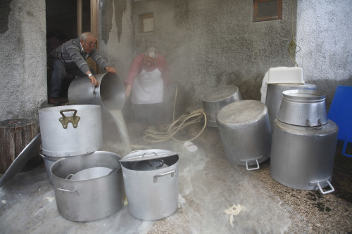 Ea brutta Localitài Santu ‘Jolghju  - Cumunu di lu Palau  Festa di campagna di Santu ‘Jolghju, dapoi d’haè cucinatu la trippa pa la cena di lu ‘esparu, li soci si dani che fà sbuitendi li padiddoni da l’ea brutta