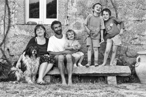 La Familia #2LocalitàLi Capruleddi, Campu Rutundu - Comune di Tempio Stazzu Lu Furraccu. Ritratto di Famiglia sulla panca di granito all’esterno della casa