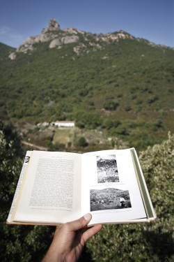 Hommage à Monsieur  Le Lannou Stazzu Lu Cuccu, Valle di Cultisia. sullo sfondo Lu Varangoni- Comune di Luogosanto   In primo piano il libro di Maurice Le Lannou, “Pastori e Contadini di Sardegna”, aperto alla pagina in cui si trova la foto dello stesso stazzo (tavola XIX) presumibilmente scattata tra il 1930 e il 1937