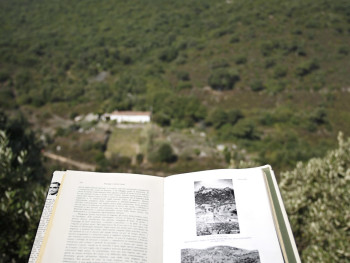 Hommage à Monsieur Le Lannou 
Stazzu Lu Cuccu, Valle di Cultisia - Comune di Luogosanto 
In primo piano il libro di Maurice Le Lannou, “Pastori e Contadini di Sardegna”, aperto alla pagina in cui si trova la foto dello stesso stazzo (tavola XIX ) presumibilmente scattata tra il 1930 e il 1937, Sullo sfondo Lu Varangoni