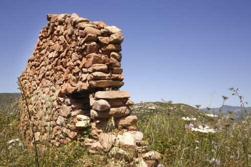 Ancora in piedi 
Località Sa Sarra - Comune Loiri Porto San Paolo 
Frontone di vecchio stazzo