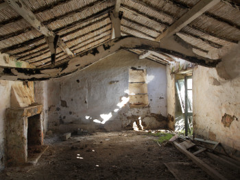 La “Trai Tolta” Località Sangainu - Comune di Palau  Stazzu Faulagghju. Interno di stazzo abbandonato. Trave portante di legno, ed il tetto in canne e ginepro ancora intatto