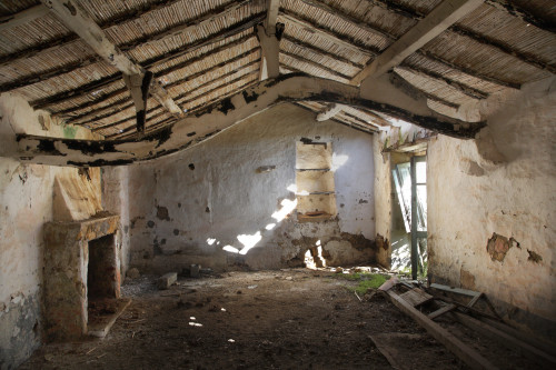 La “Trai Tolta” Località Sangainu - Comune di Palau  Stazzu Faulagghju. Interno di stazzo abbandonato. Trave portante di legno, ed il tetto in canne e ginepro ancora intatto