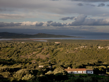 Spalle al mare 
San Pasquale, Masconi e Massidda -  Comuni di Santa Teresa Gallura e Tempio Pausania 
 Stazzu Masconi e altri stazzi di Massidda, stagni (di Balisgjoni), la penisola di Culuccia e sullo sfondo la Corsica