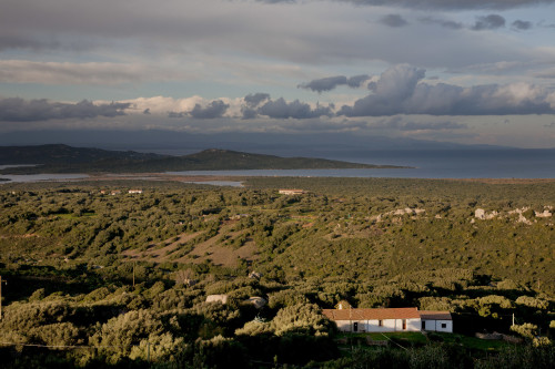 Spalle al mare 
San Pasquale, Masconi e Massidda -  Comuni di Santa Teresa Gallura e Tempio Pausania 
 Stazzu Masconi e altri stazzi di Massidda, stagni (di Balisgjoni), la penisola di Culuccia e sullo sfondo la Corsica