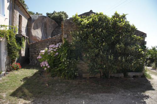 Li Stradi
Località Monte Majori - Comune di Luras
Stazzu Monti Majori. Particolare delle case più vecchie e del tafone. Sotto il nespolo le classiche panche in granito (Li stradi)