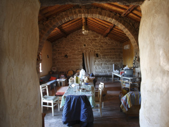 L’alcu  Località Monticanu - Comune di Arzachena e Palau Stazzu Monticanu. Interno della stanza d’ingresso con grande arco in granito