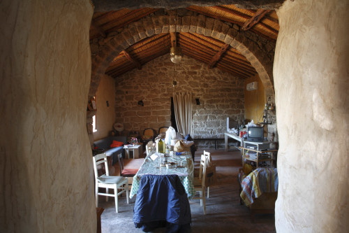 L’alcu  Località Monticanu - Comune di Arzachena e Palau Stazzu Monticanu. Interno della stanza d’ingresso con grande arco in granito