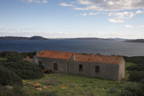 La Jeep
Località Penisola di Coluccia - Comune di Santa Teresa Gallura 
Stazzu Culuccia di Supra.  Facciata nord-ovest, retro dello stazzo abbandonato. Sullo sfondo Spargi, La Maddalena, Caprera e Punta Sardegna